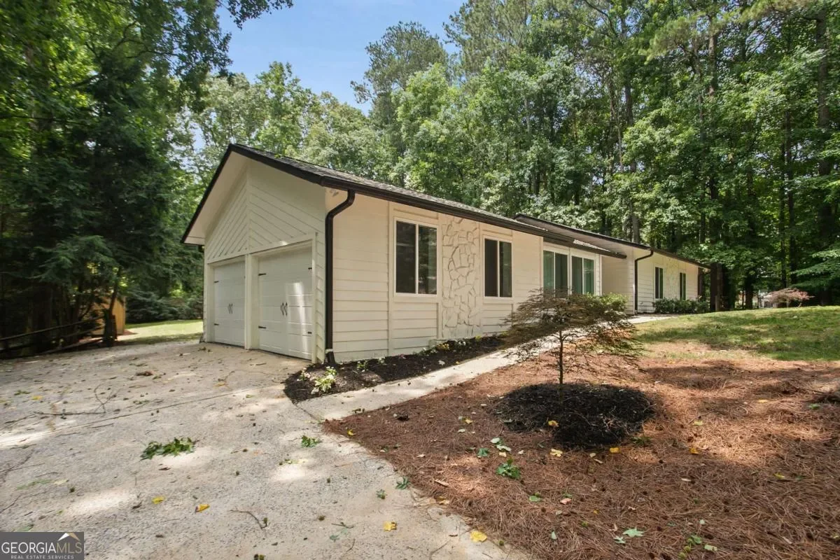Exterior photo 2