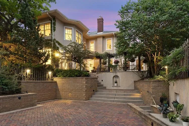 Exterior photo 2