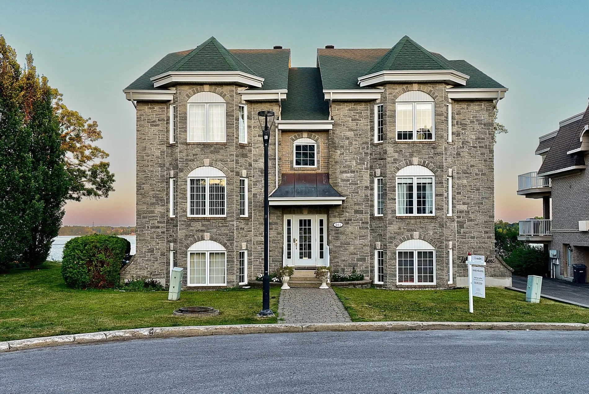 Exterior photo 3