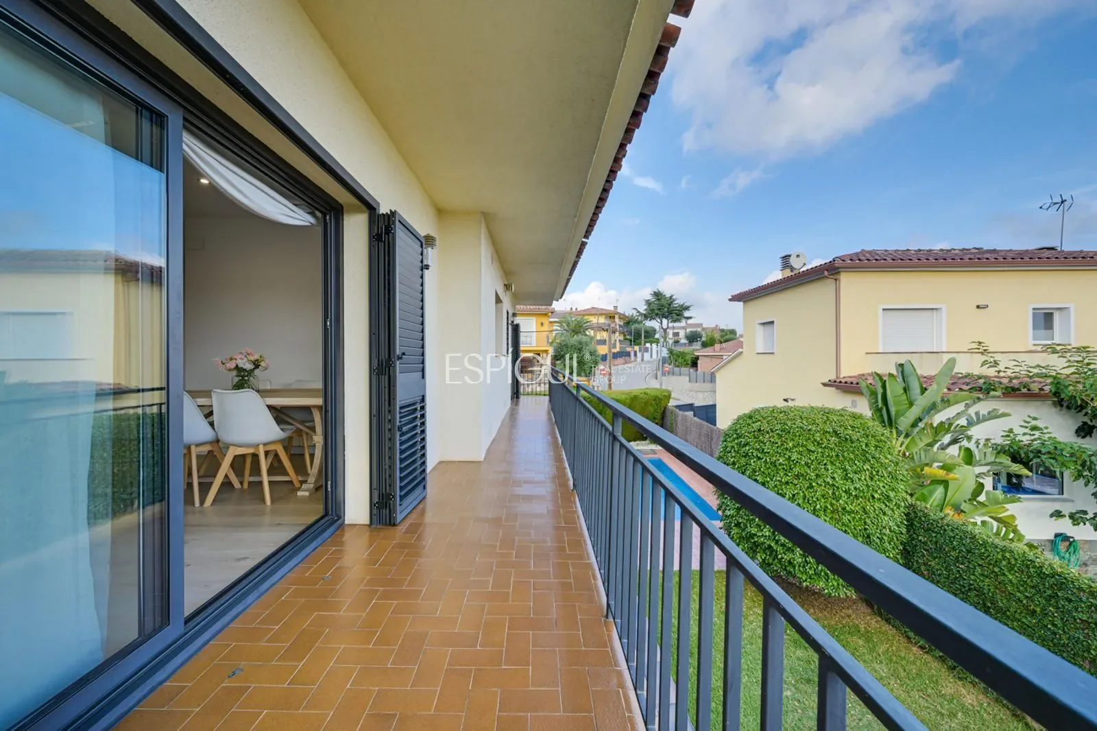Exterior photo 8
