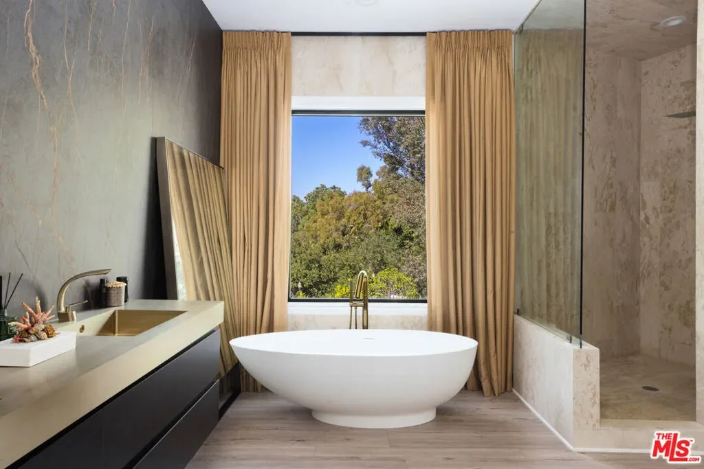 13355 Mulholland Drive, Beverly Hills, California, United States. - Photo 19