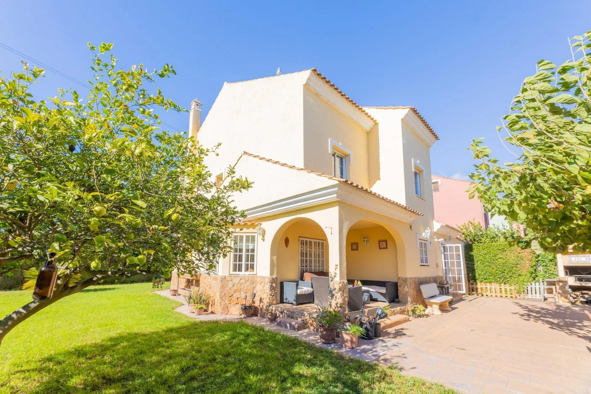 Exterior photo 2