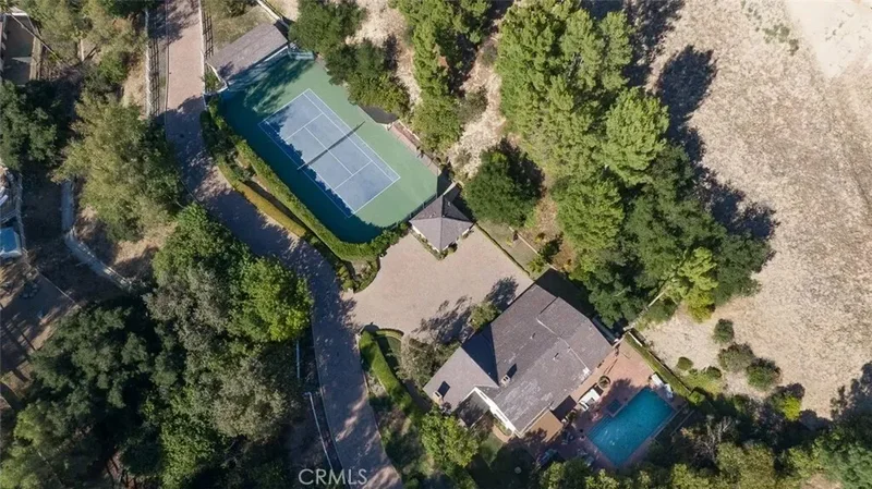 5250 Scott Robertson Road, Hidden Hills, California, United States. - Photo 2