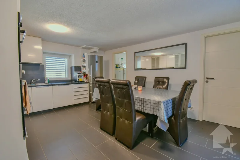 Large family home with adjoining apartment in Dorénaz