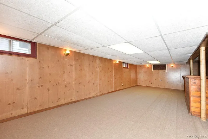 135 Barwick Boulevard, Mineola, New York, United States. - Photo 8