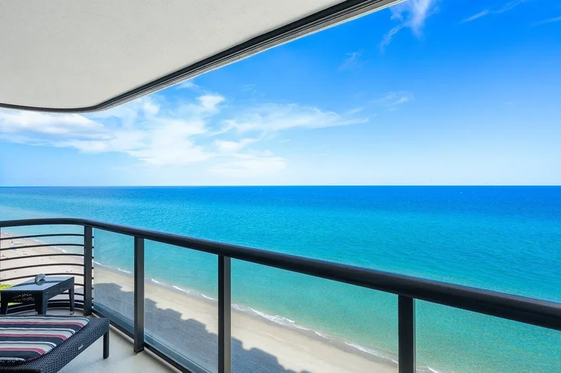 Gorgeous high-rise apartment with peaceful ocean views
