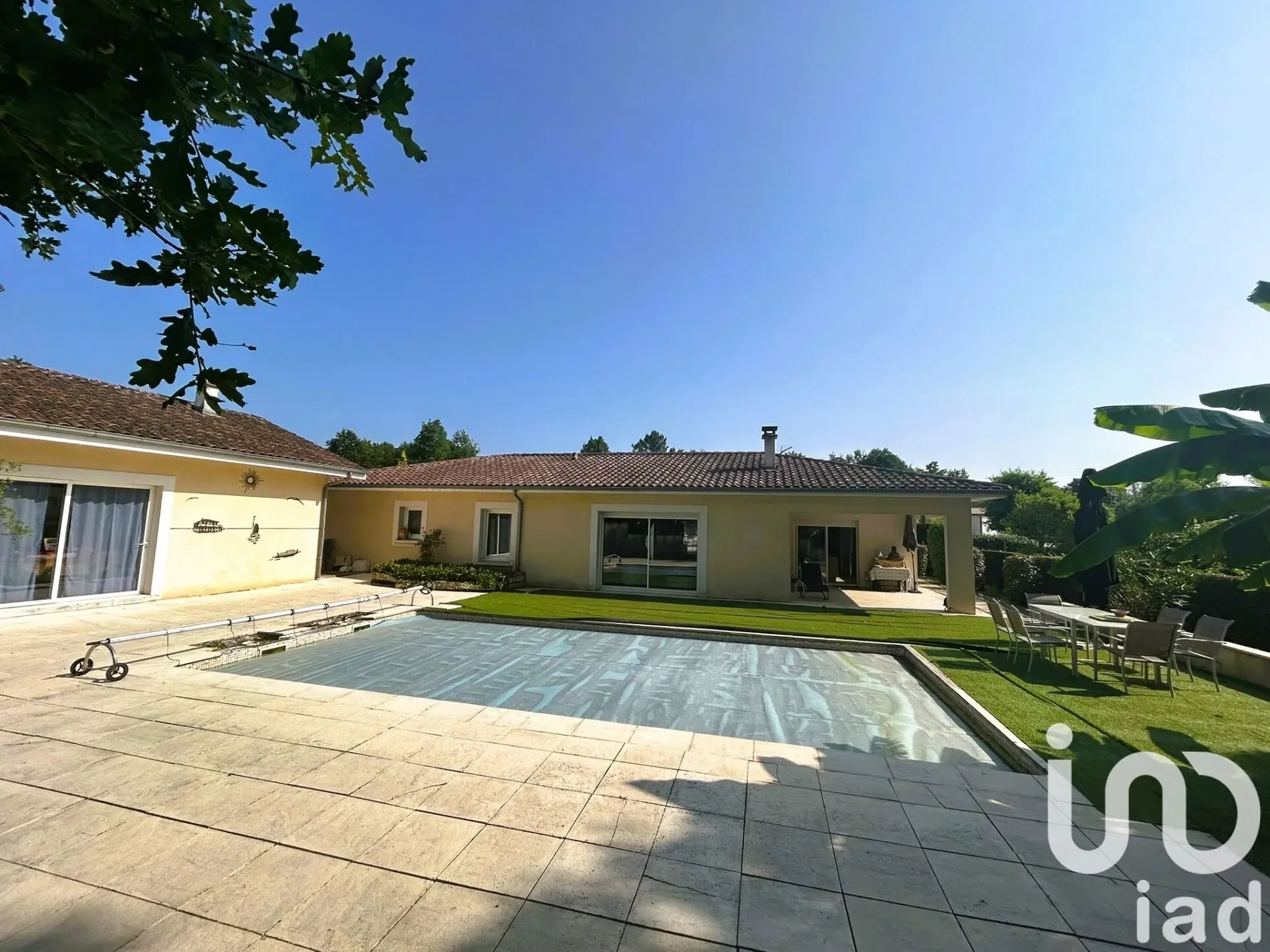 Exterior photo 2