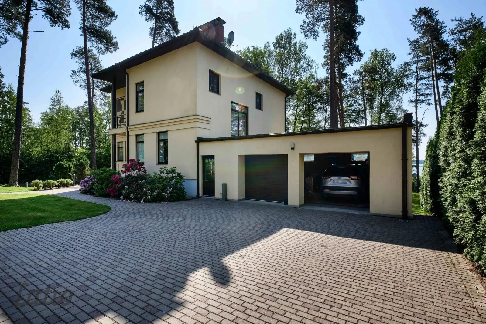 Exterior photo 12