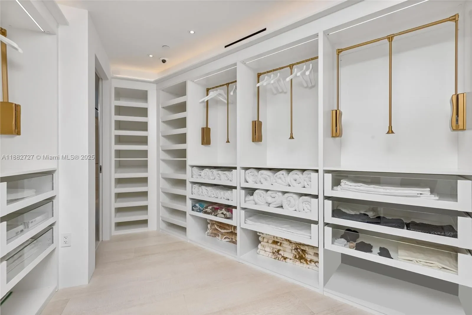 300 S Pointe Dr PH-5, Miami Beach, Florida, United States. - Photo 36
