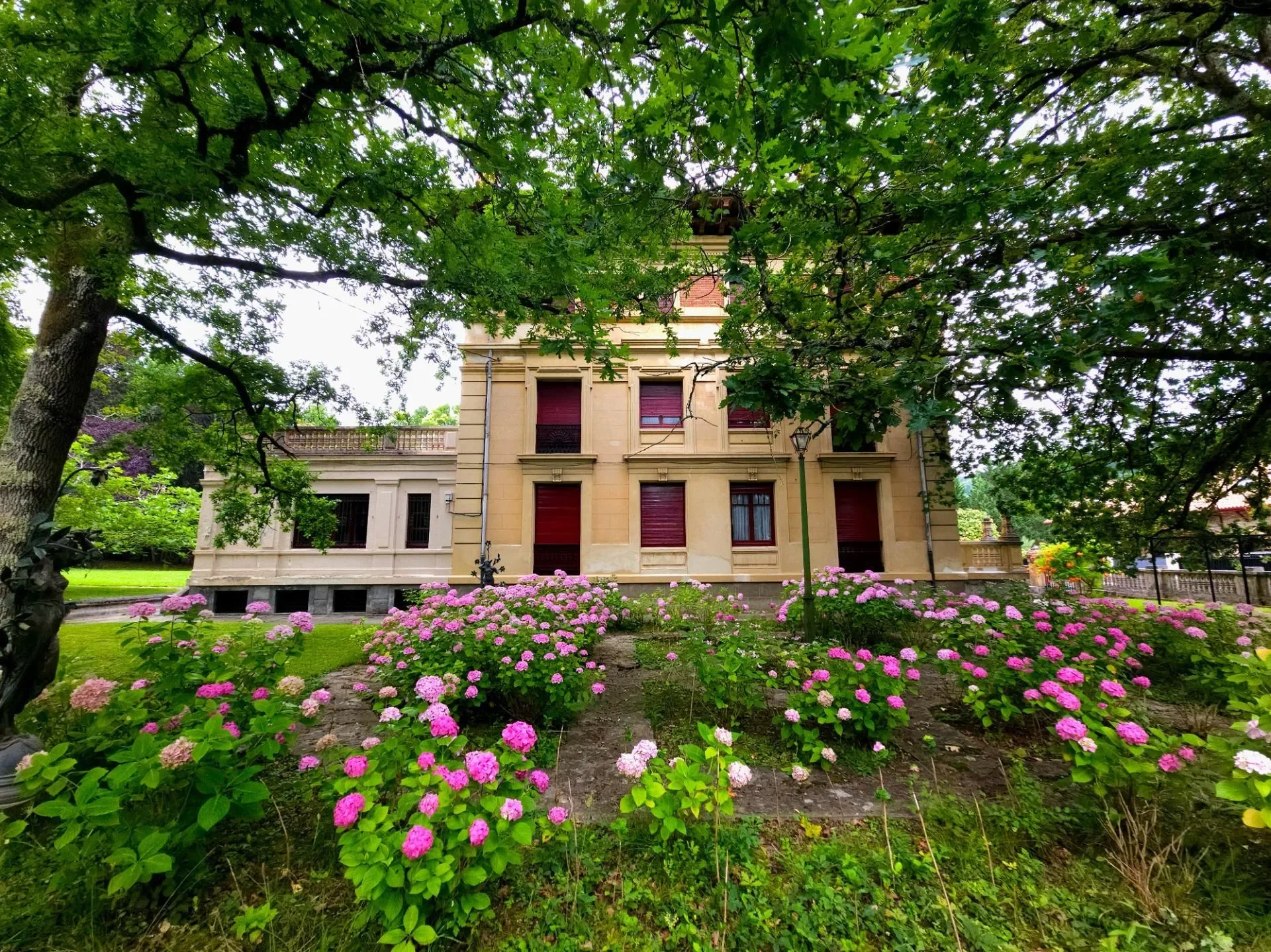 Exterior photo 4