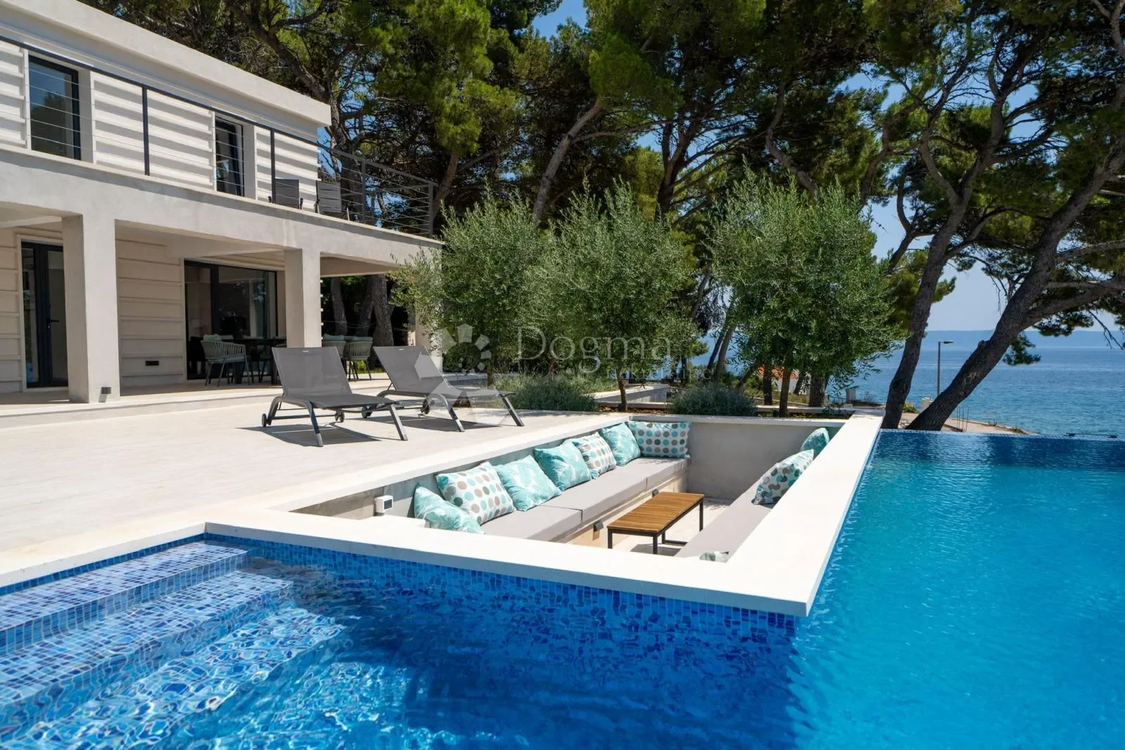 Exterior photo 2