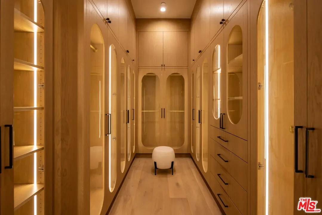 1682 San Onofre Dr, Los Angeles, California, United States. - Photo 14
