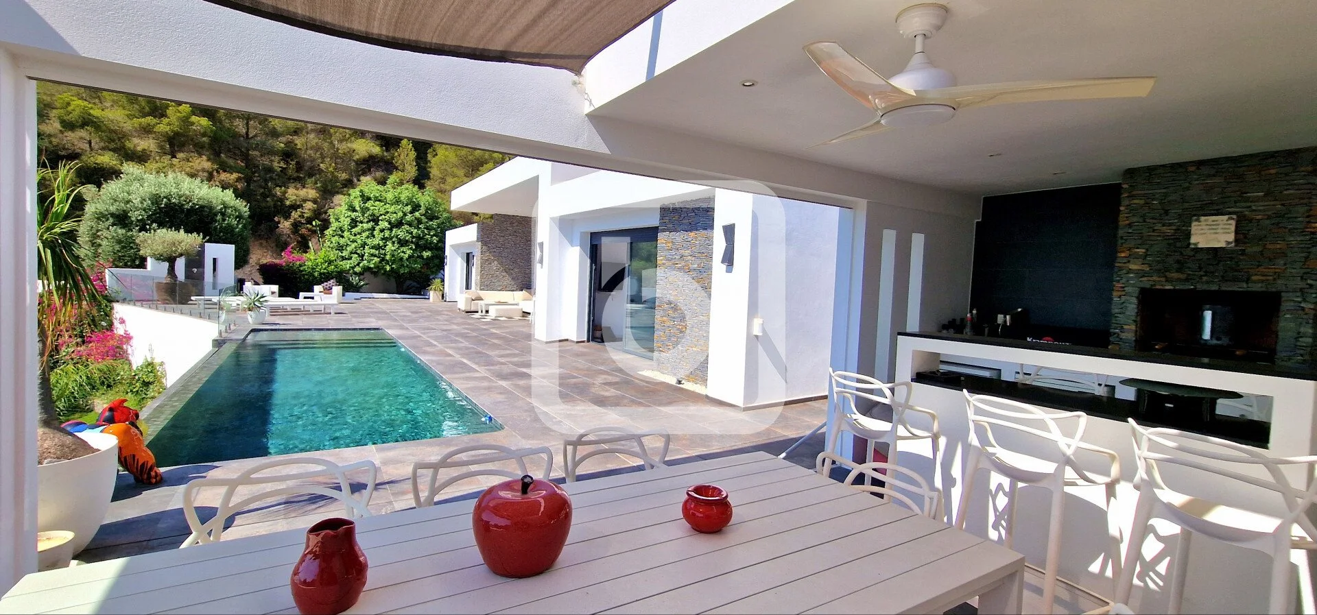 Exterior photo 8