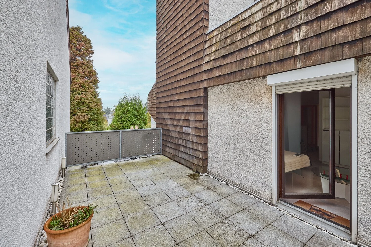 Exterior photo 1