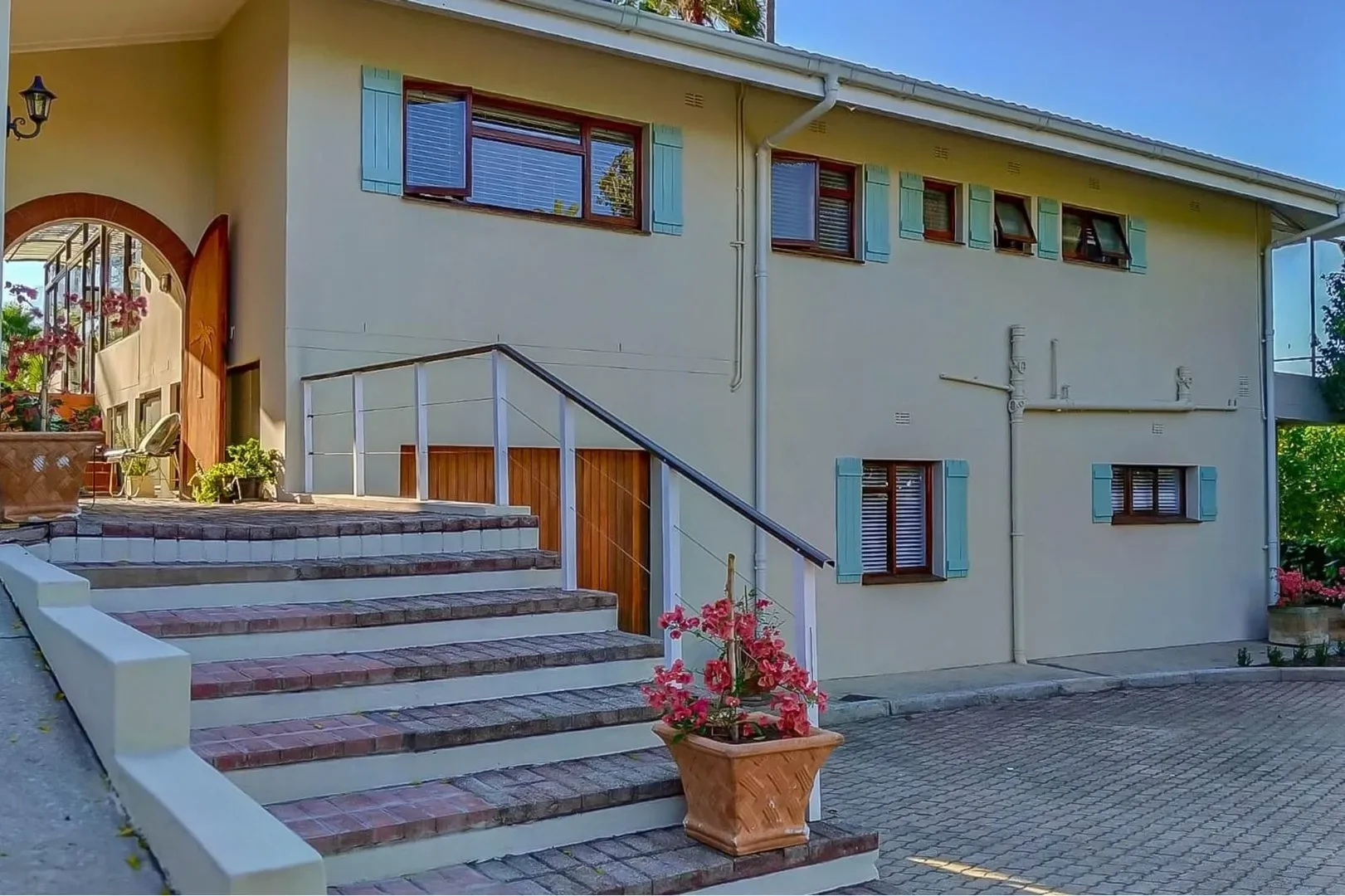 Exterior photo 5