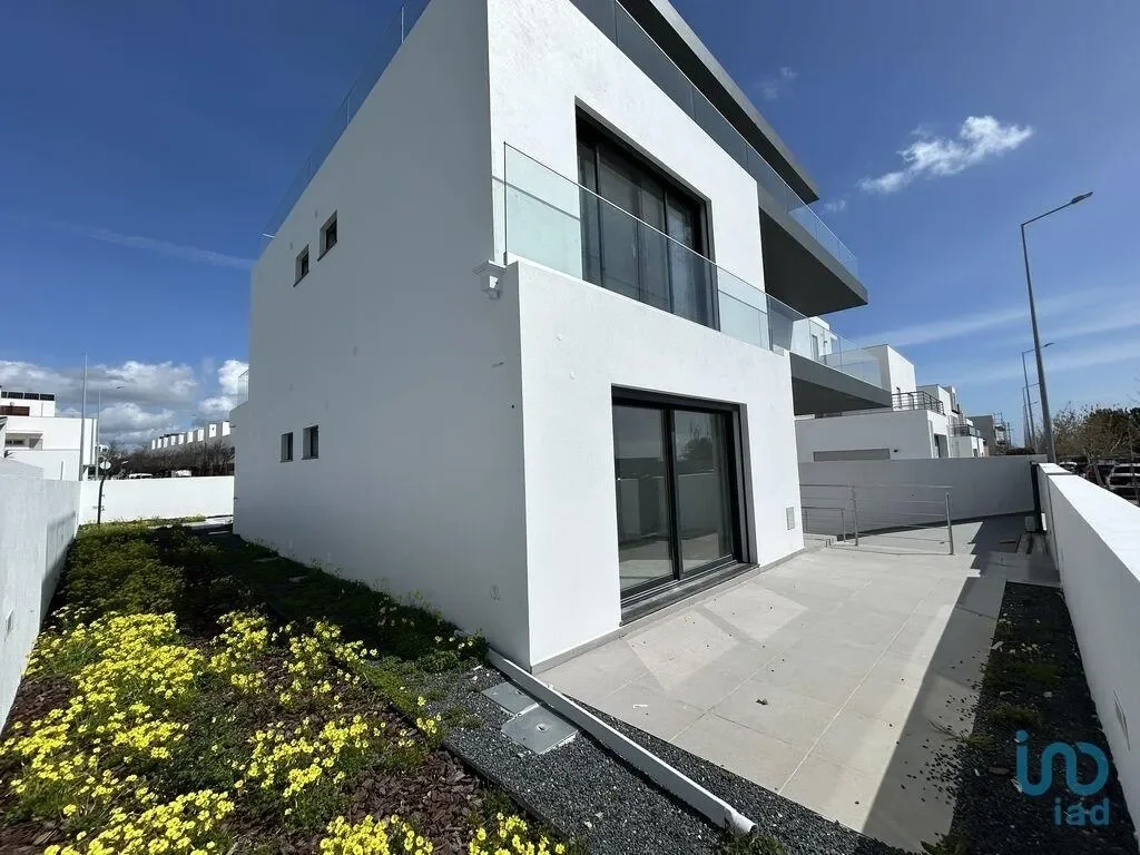 Exterior photo 5