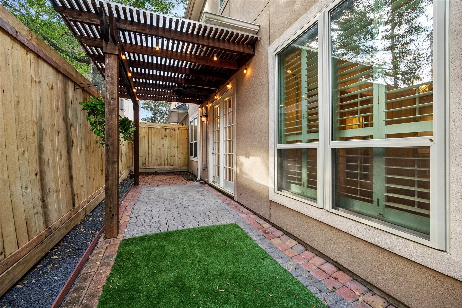 Exterior photo 4