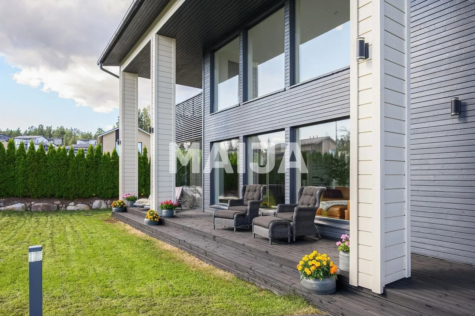 Exterior photo 7