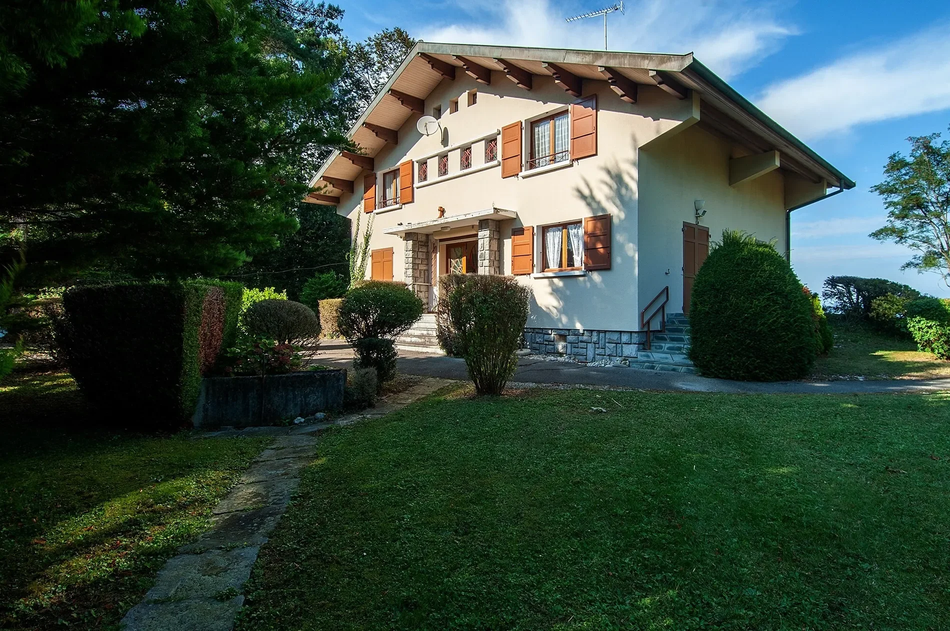 Exterior photo 2