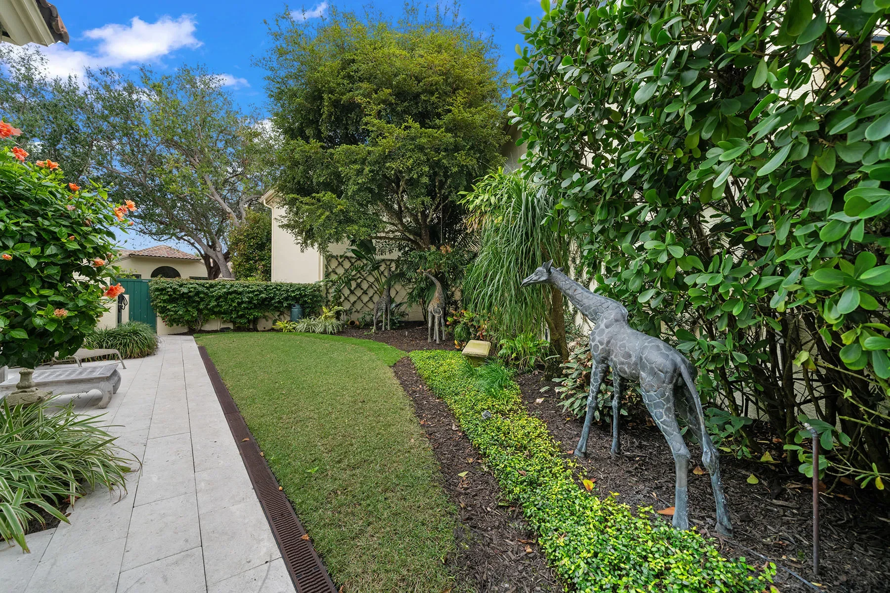 Exterior photo 5