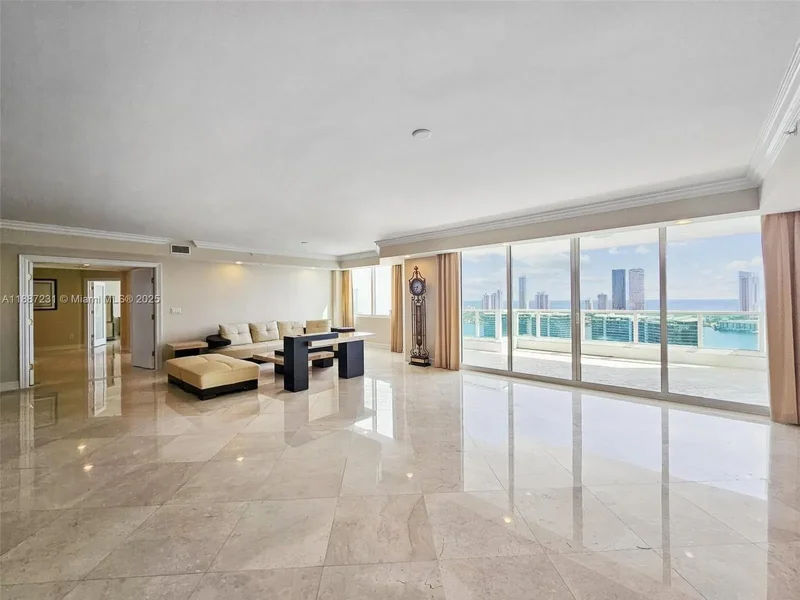 Peninsula One’s lower penthouse