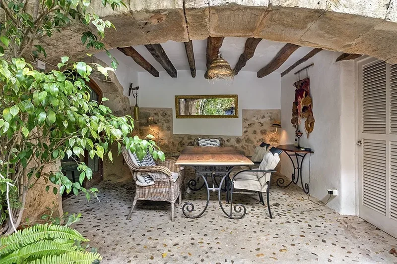 Beautiful townhouse with swimming pool and patio in the centre of Caimari