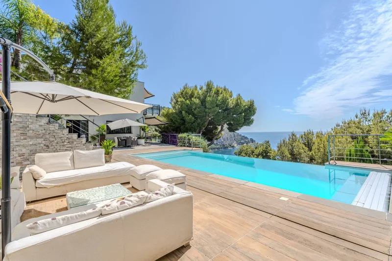 Magnificent contemporary Villa in Èze Bord de Mer with Pool and panoramic sea view