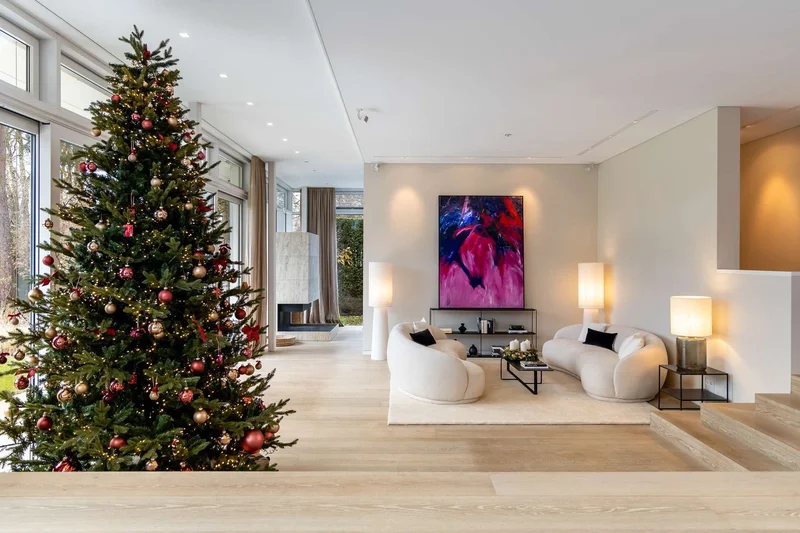 Spectacular villa with park-like south-facing garden, elevator, indoor pool and underground garage