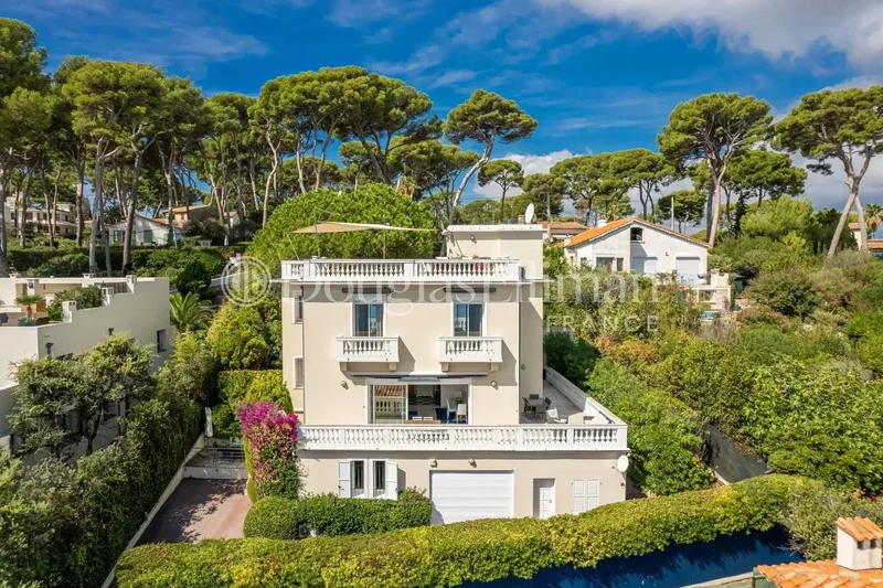 CAP D'ANTIBES - Charming Belle Epoque villa with roof terrace