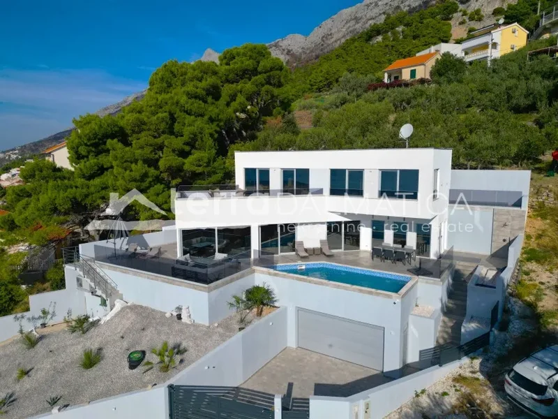 The sea under your window – a luxurious villa with a swimming pool in Dalmatia