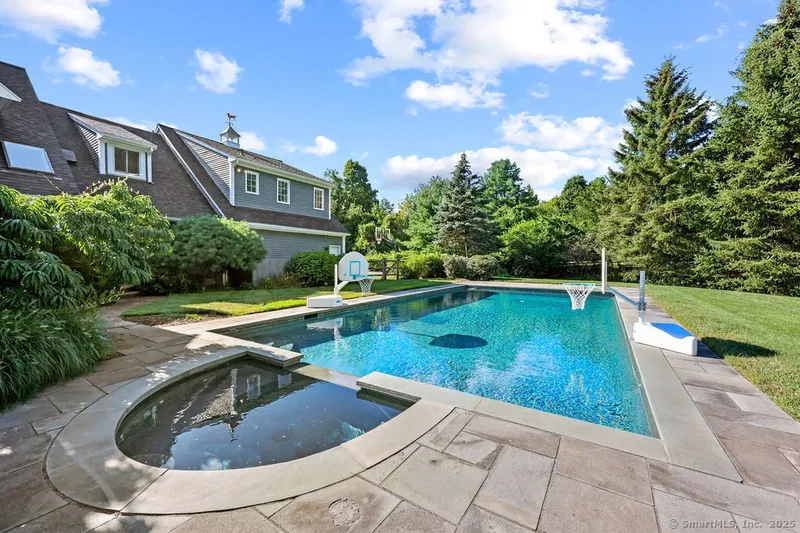 16 Oak Bluff, Avon, Connecticut, United States. - Photo 36