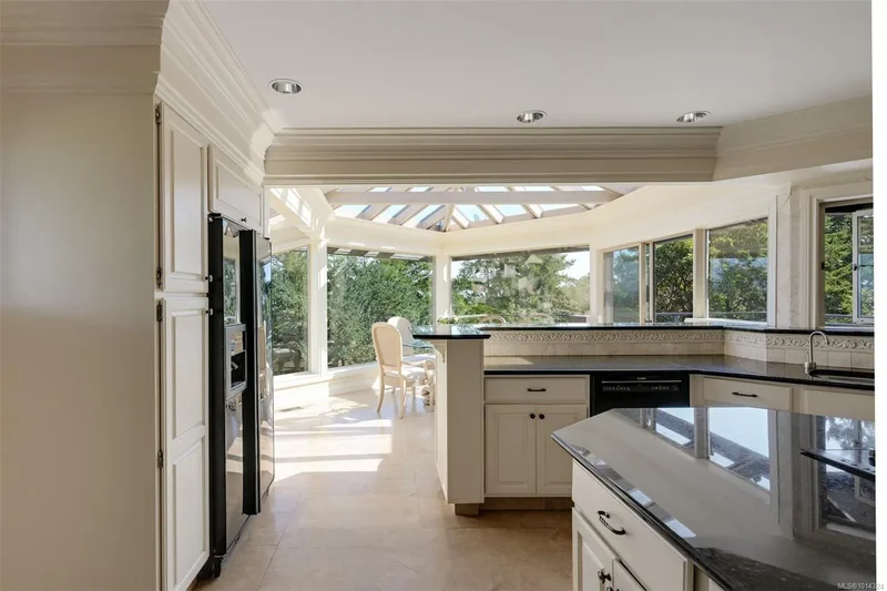 2807 Arbutus Rd, Saanich, British Columbia, Canada. - Photo 39