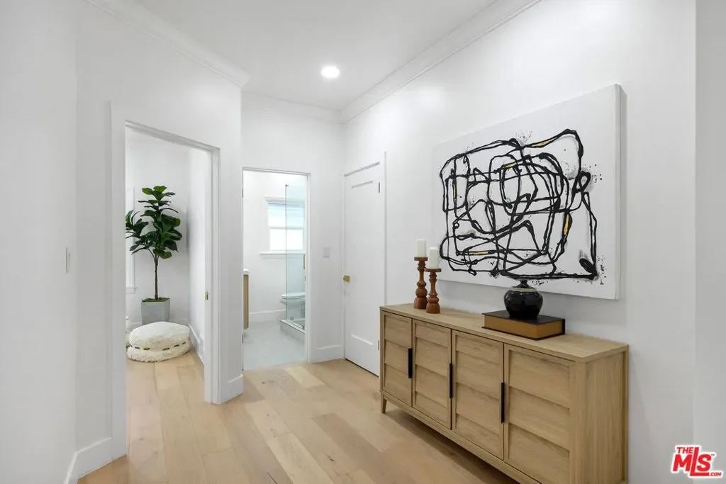 832 S Plymouth Boulevard, Los Angeles, California, United States. - Photo 21