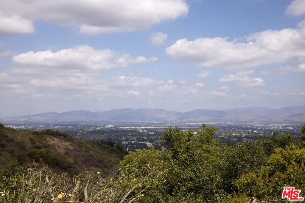 13355 Mulholland Drive, Beverly Hills, California, United States. - Photo 16