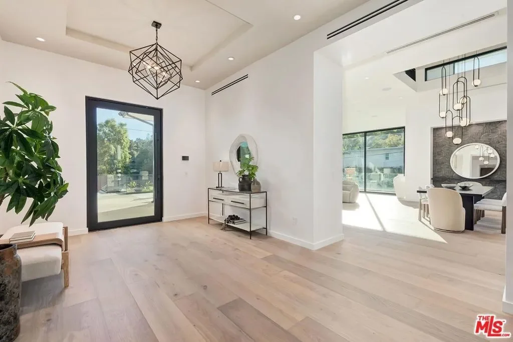 16879 Mooncrest Drive, Los Angeles, California, United States. - Photo 21