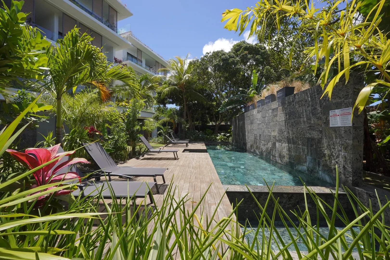 Exterior photo 6