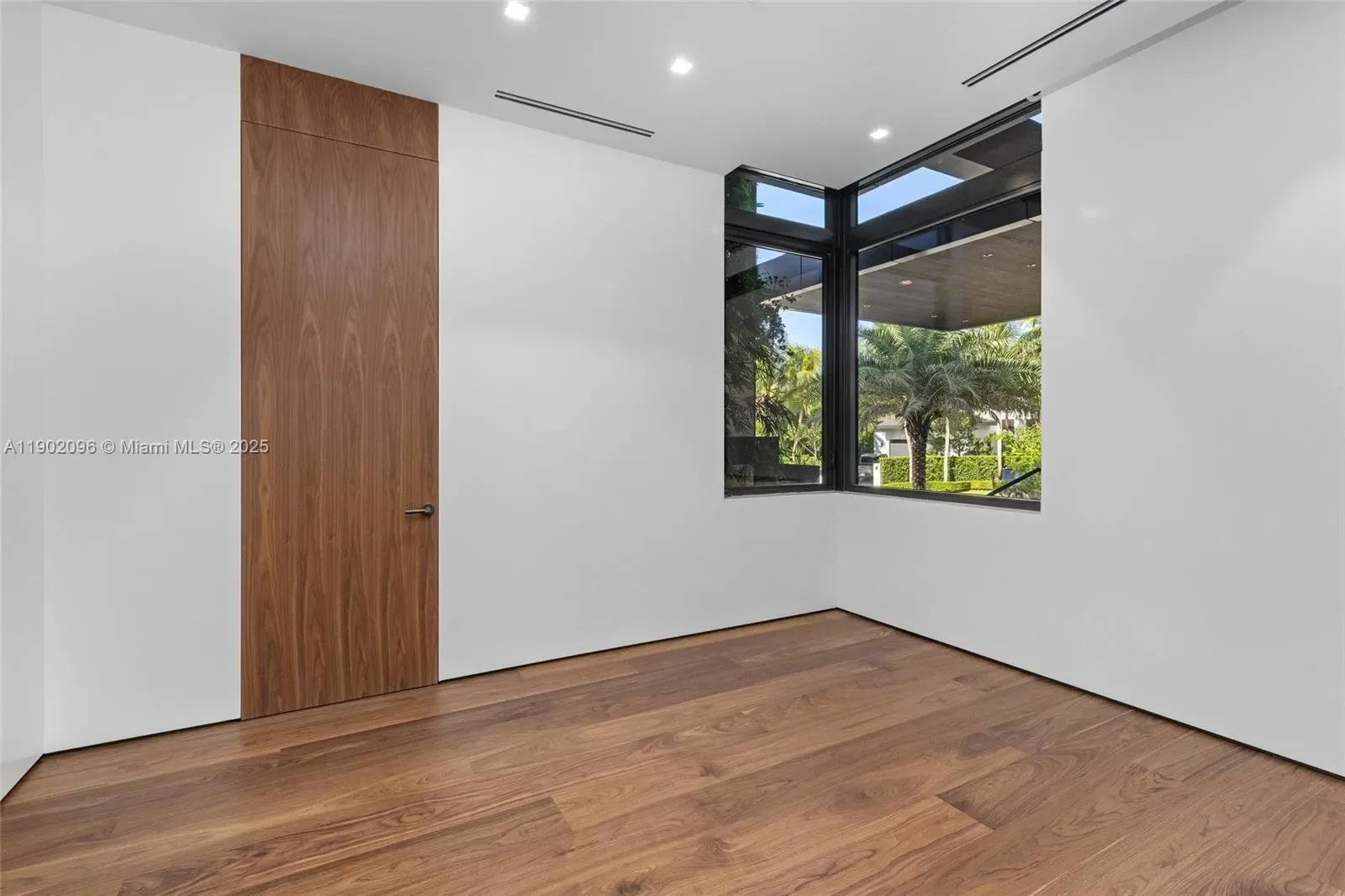 11404 N Bayshore Dr, North Miami Beach, Florida, United States. - Photo 44