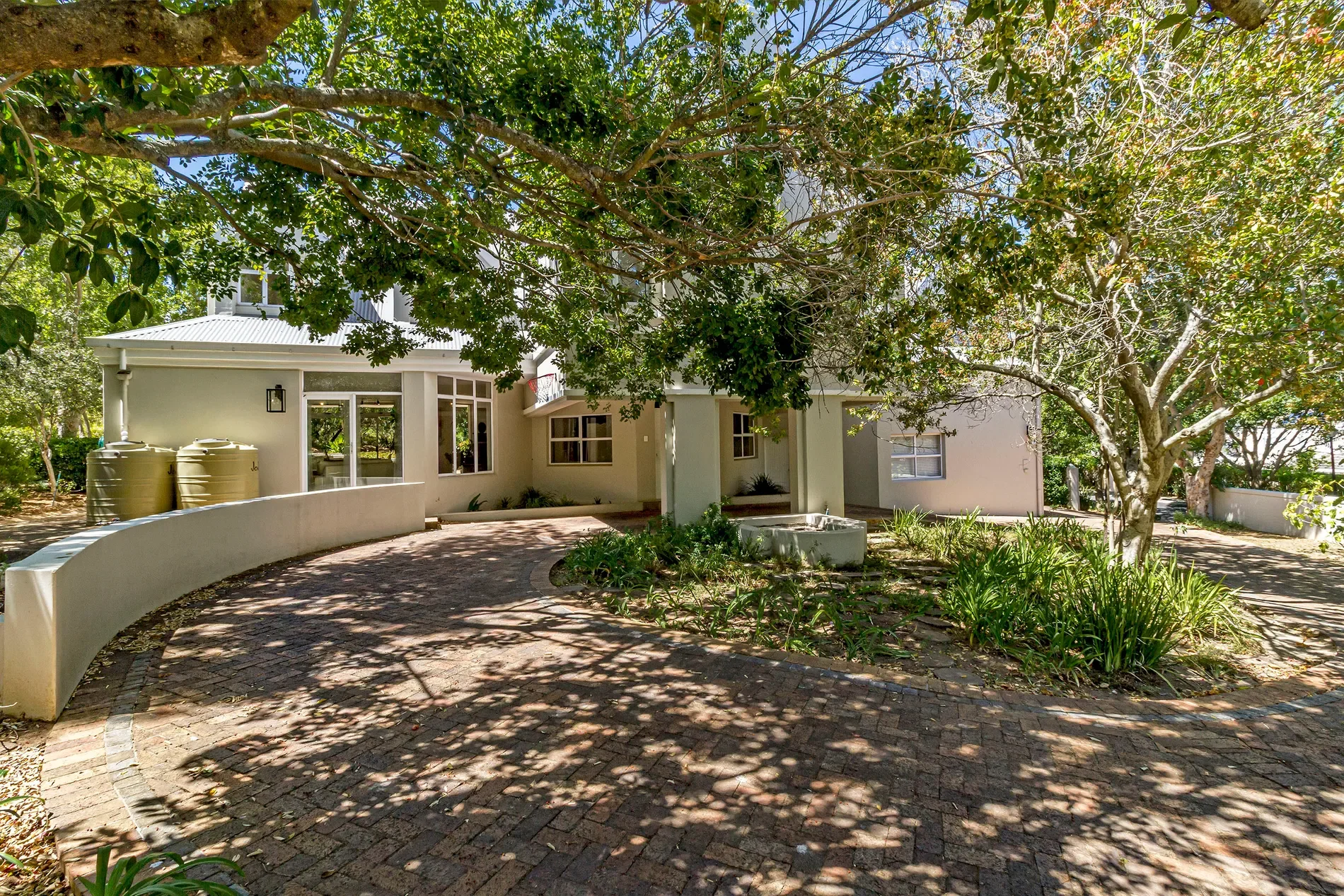 Exterior photo 5