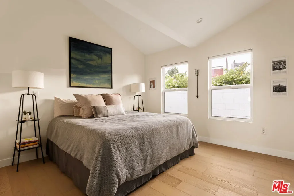 13521 Magnolia Boulevard, Los Angeles, California, United States. - Photo 10
