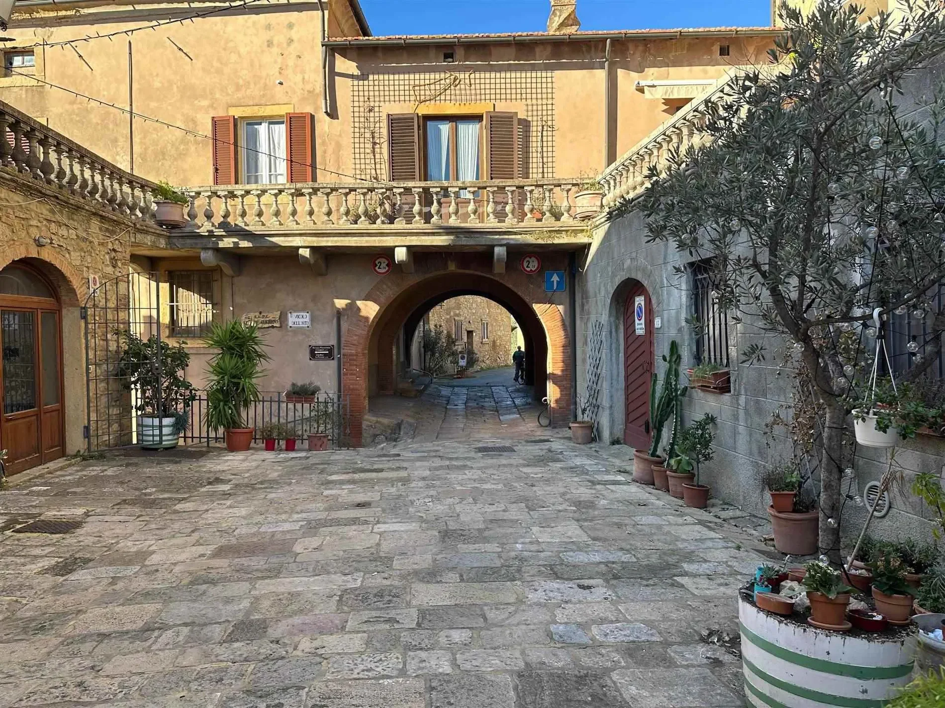 Exterior photo 8