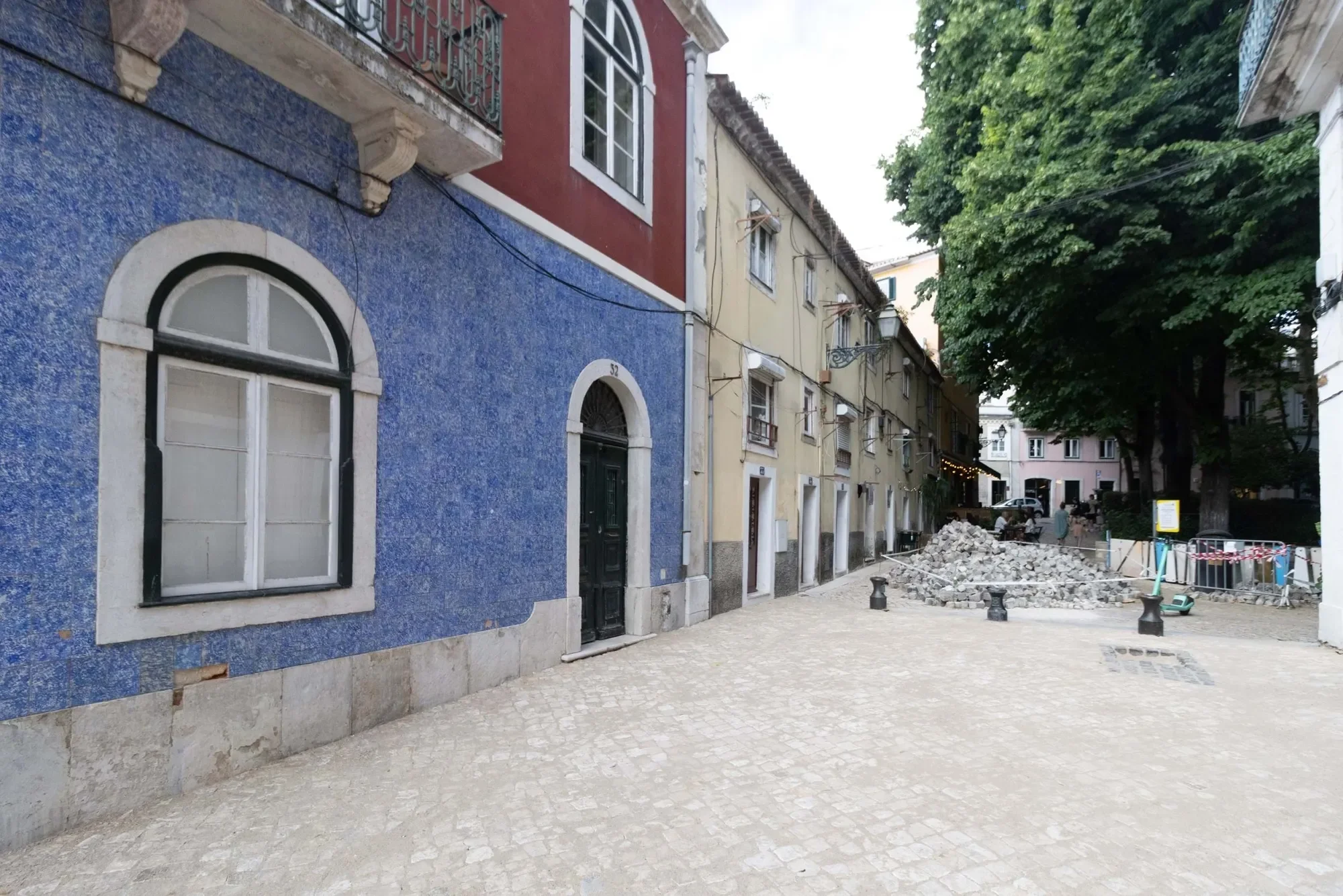 Praça das Flores (Mercês), Lisboa, Misericordia, Lisbon, Portugal. - Photo 4