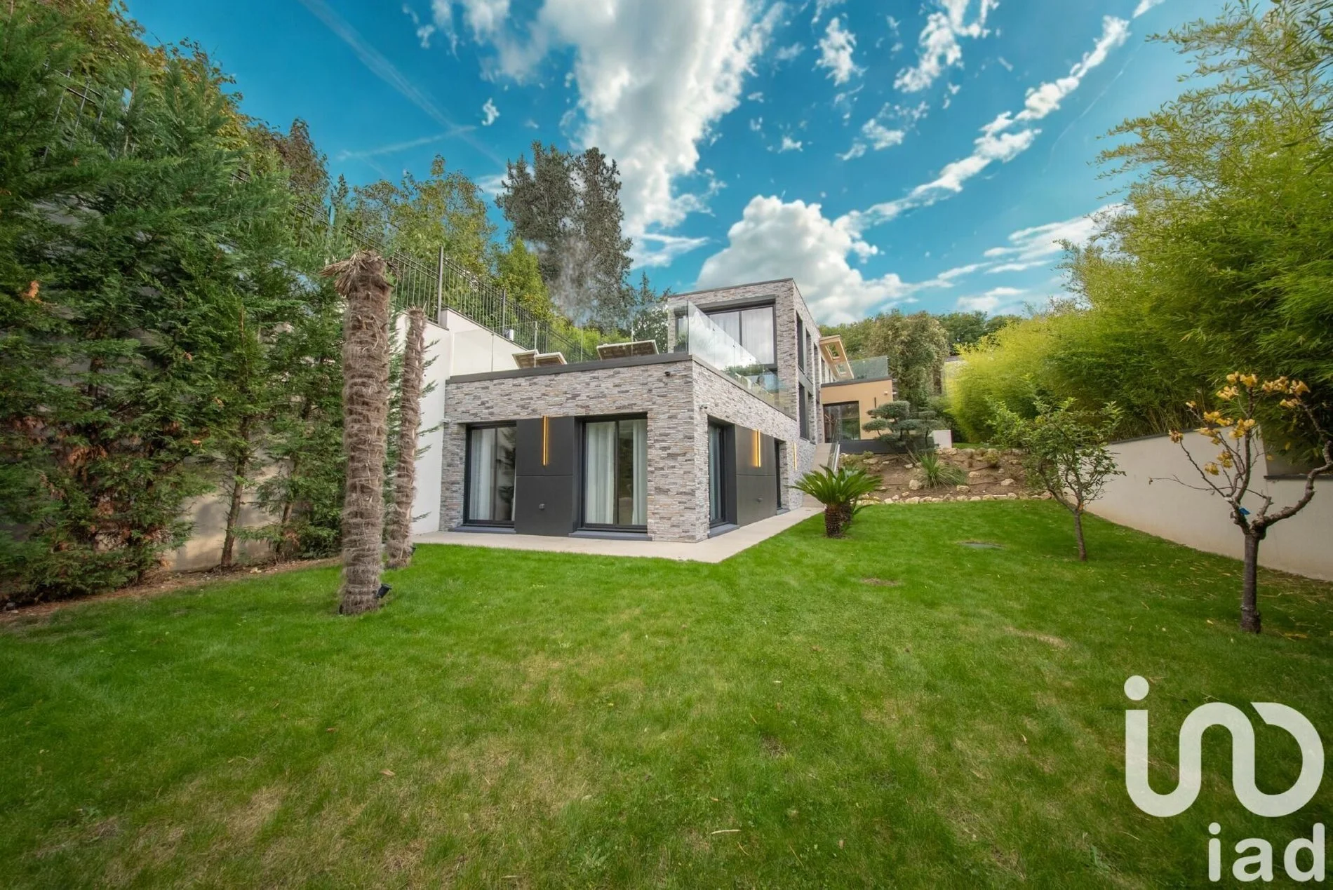 Exterior photo 2
