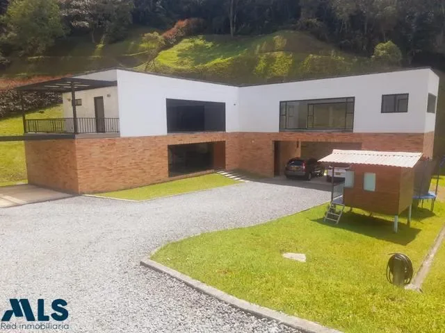 House in El Retiro surrounded by nature