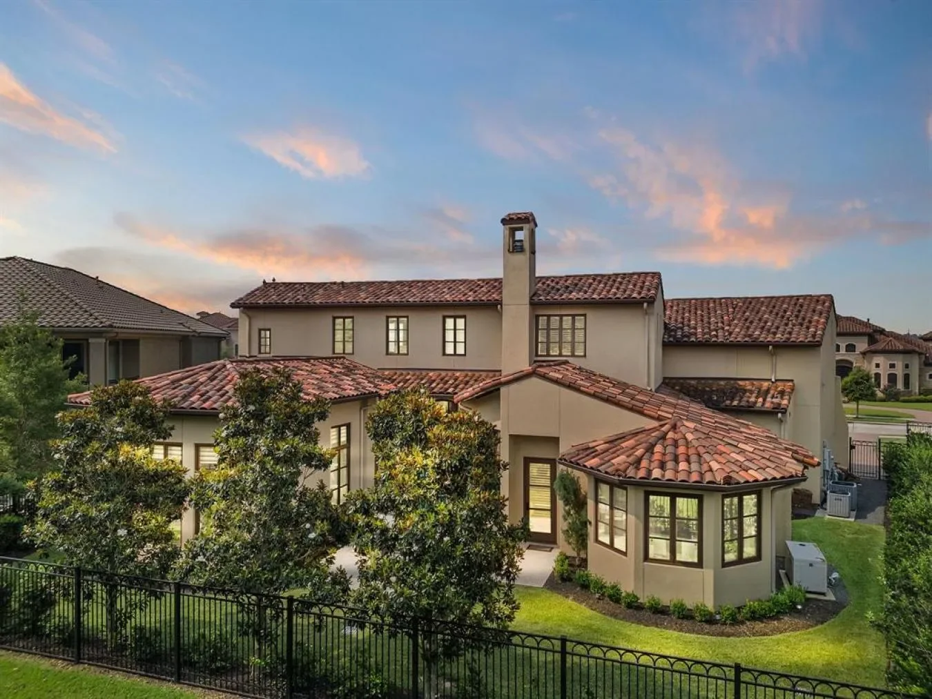 Exterior photo 6