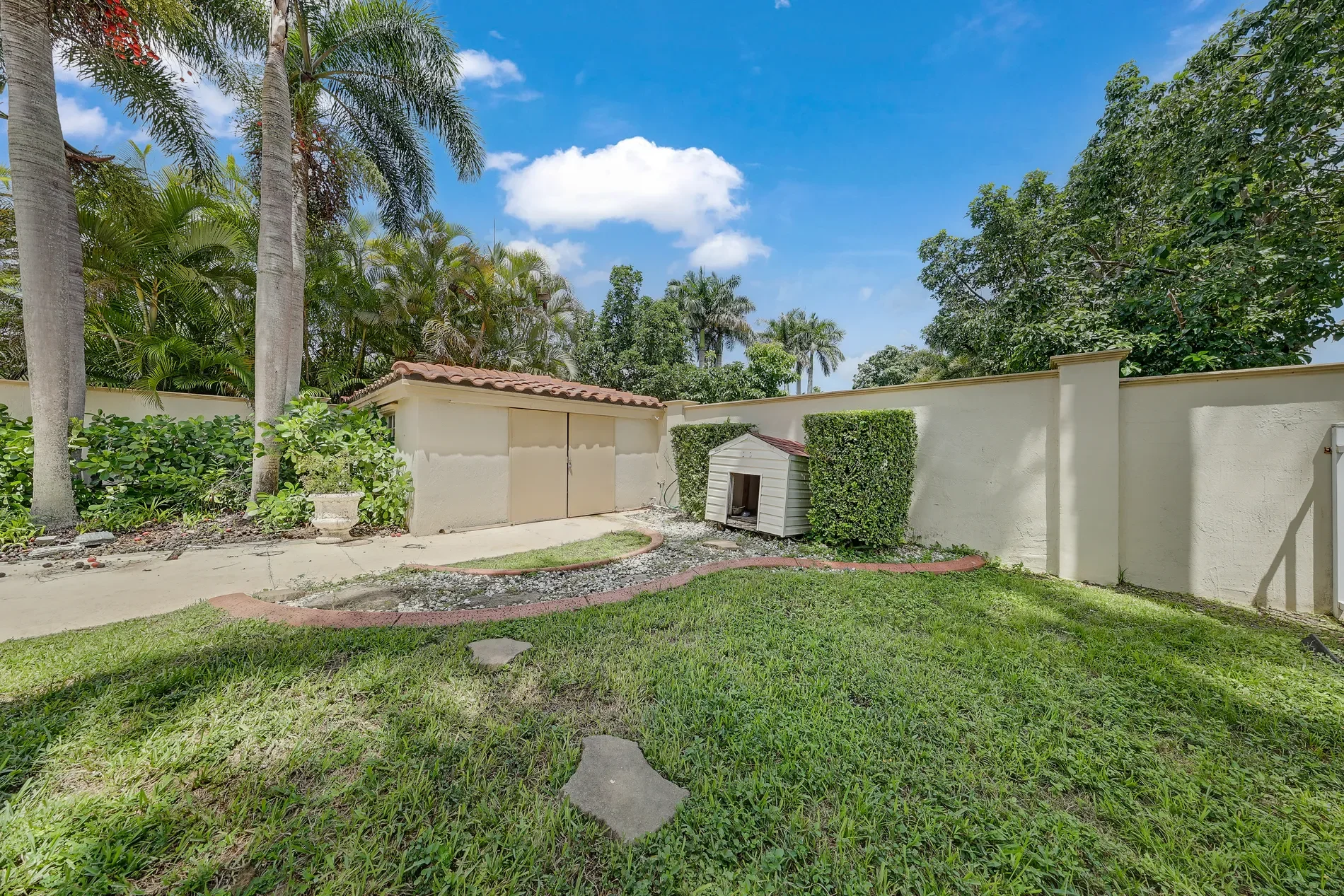 Exterior photo 7