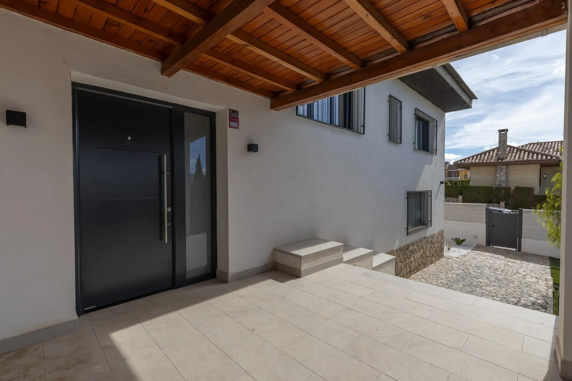 Exterior photo 3