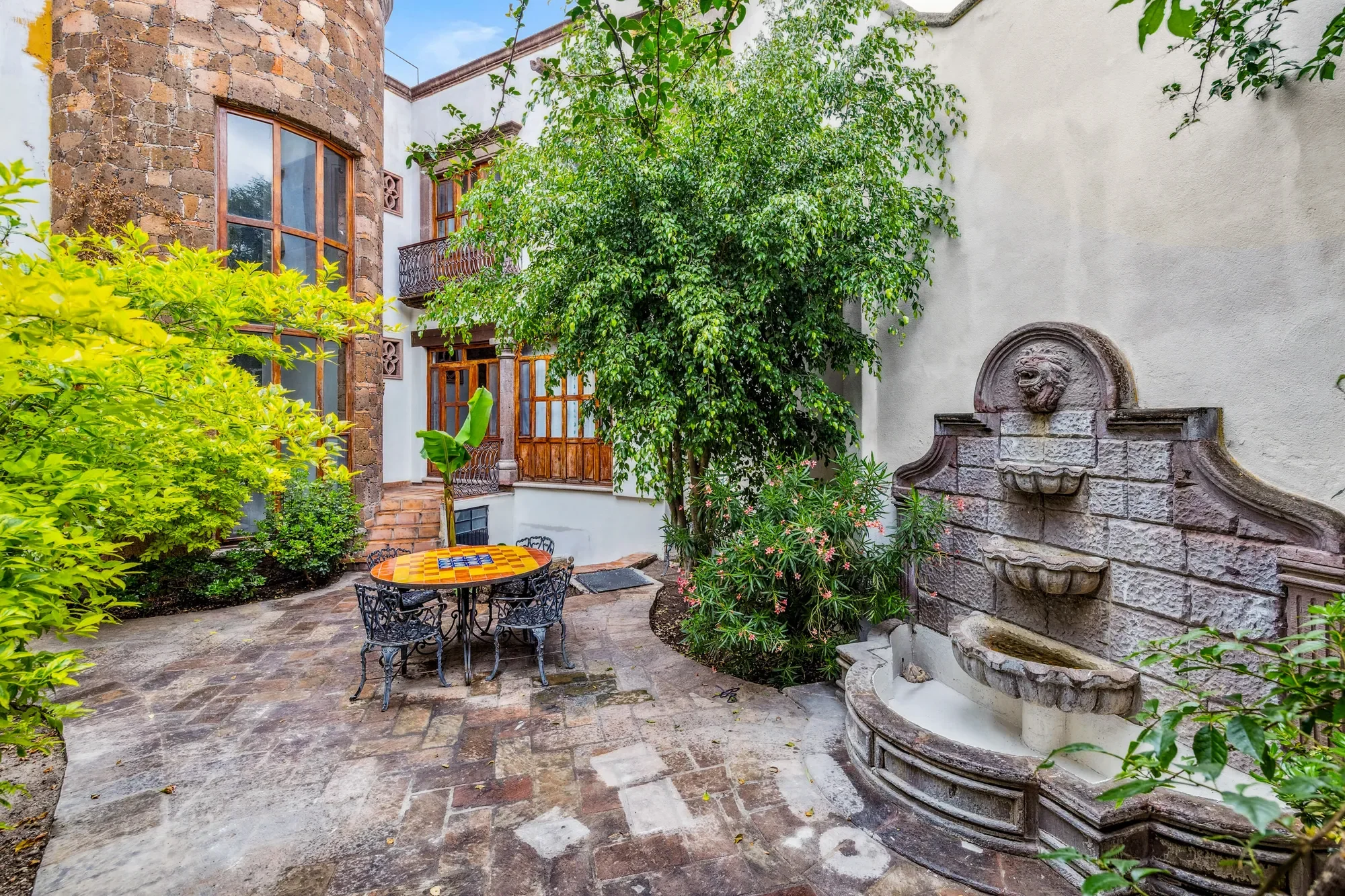 Exterior photo 4