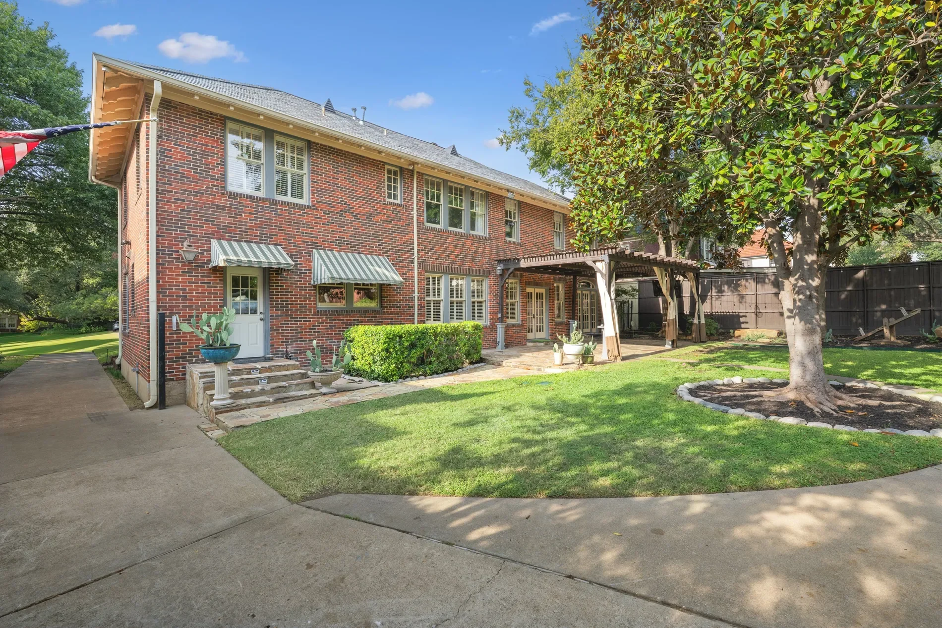 Exterior photo 4