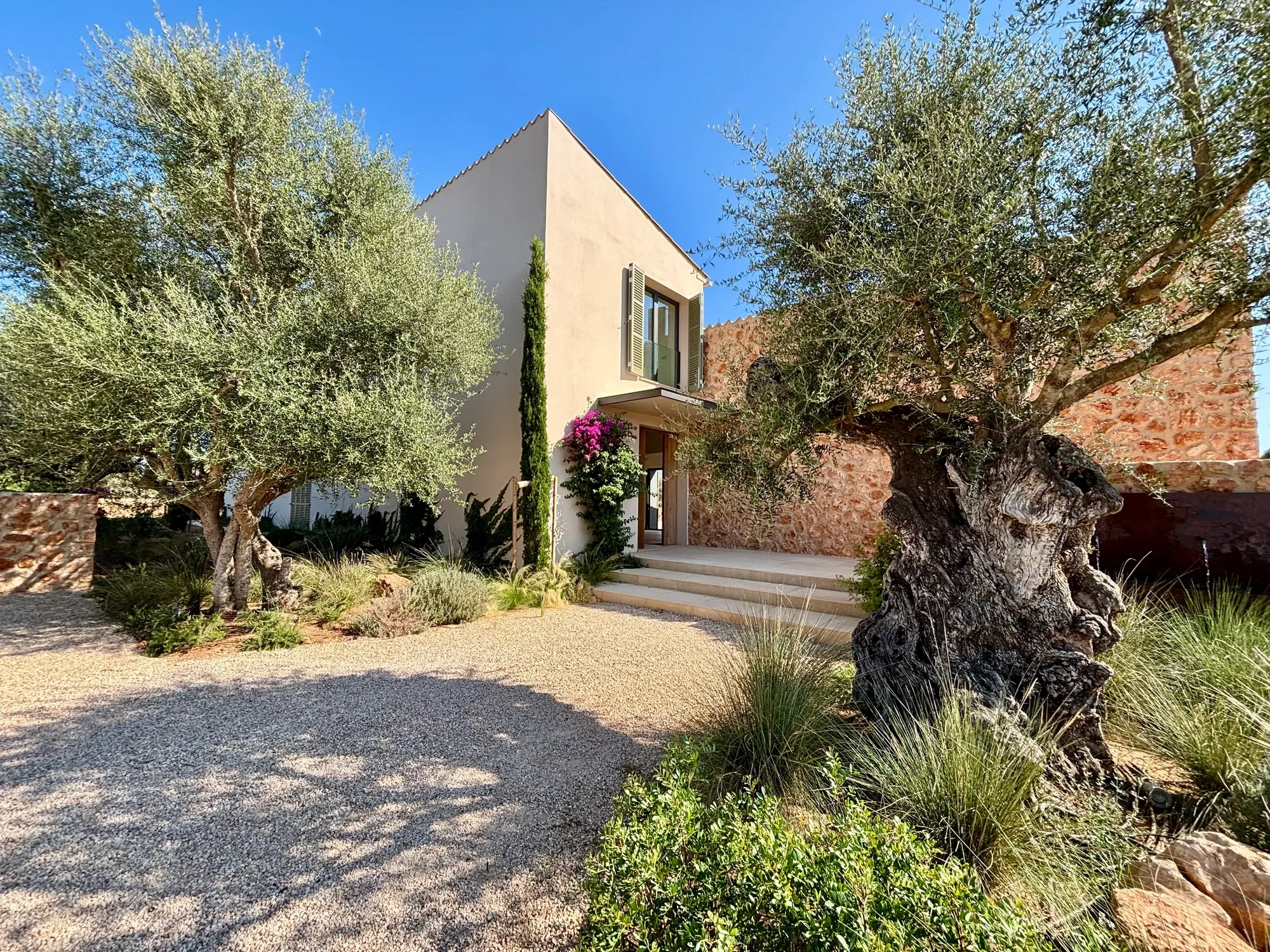 Exterior photo 2
