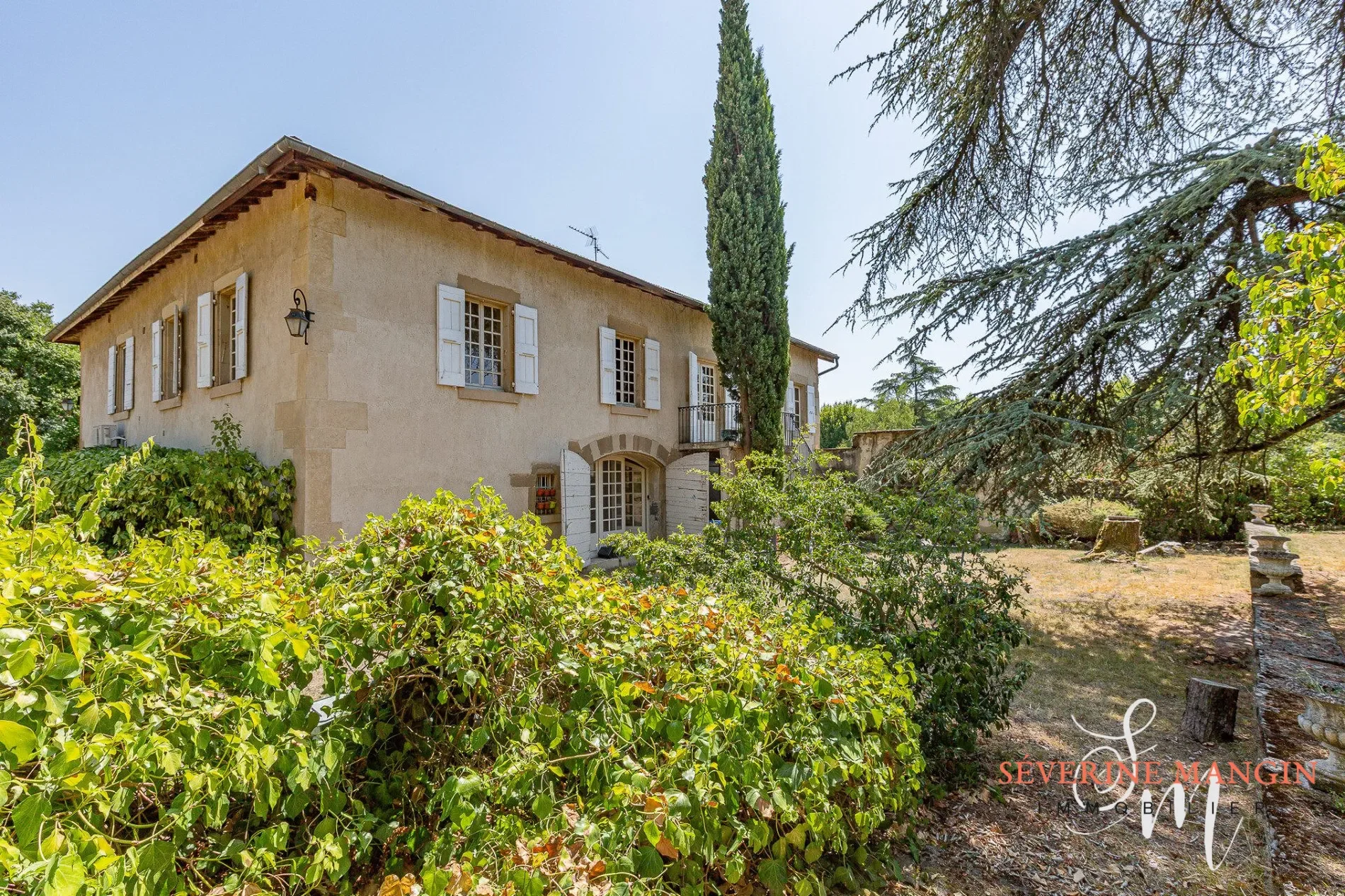 Exterior photo 6